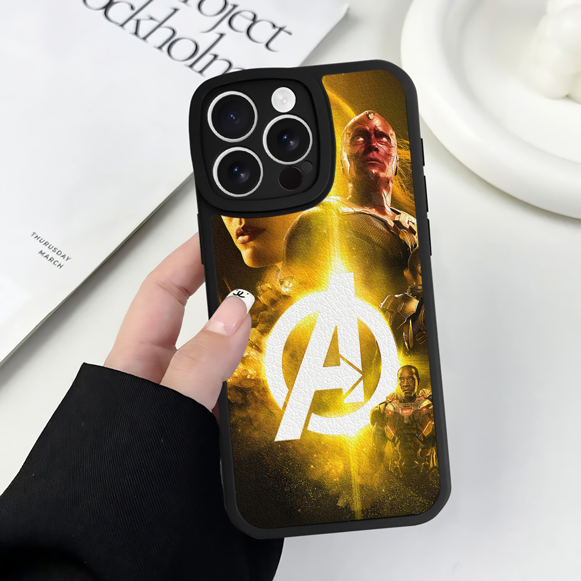 （画像用） アベンジャーズ The Avengers 【iPhone 16シリーズ対応】シリコンスマホケース（レザー調） 材質：シリコン
